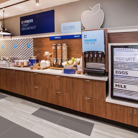 Holiday Inn Express & Suites - Toronto Airport South By Ihg Екстериор снимка