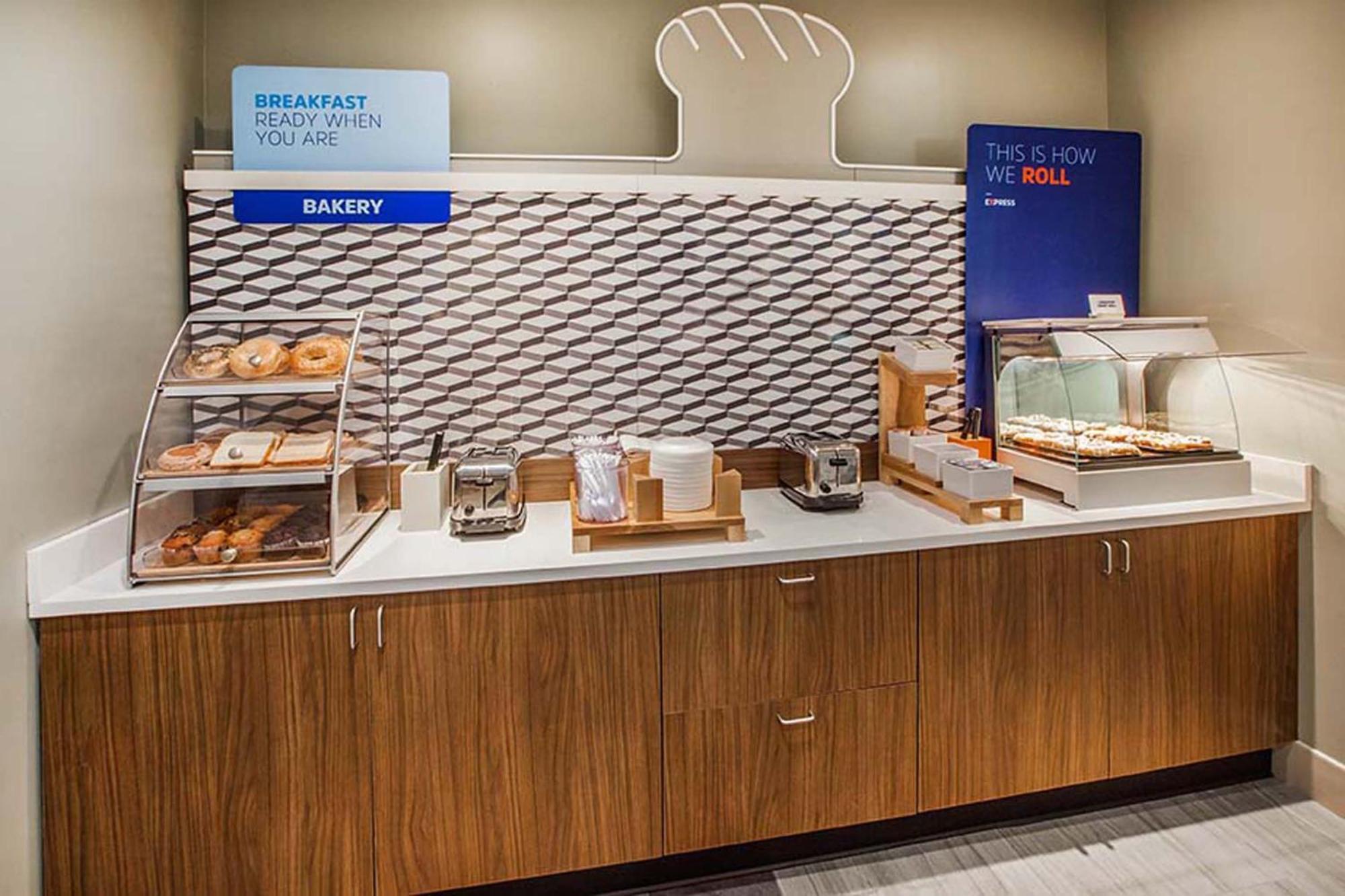 Holiday Inn Express & Suites - Toronto Airport South By Ihg Екстериор снимка
