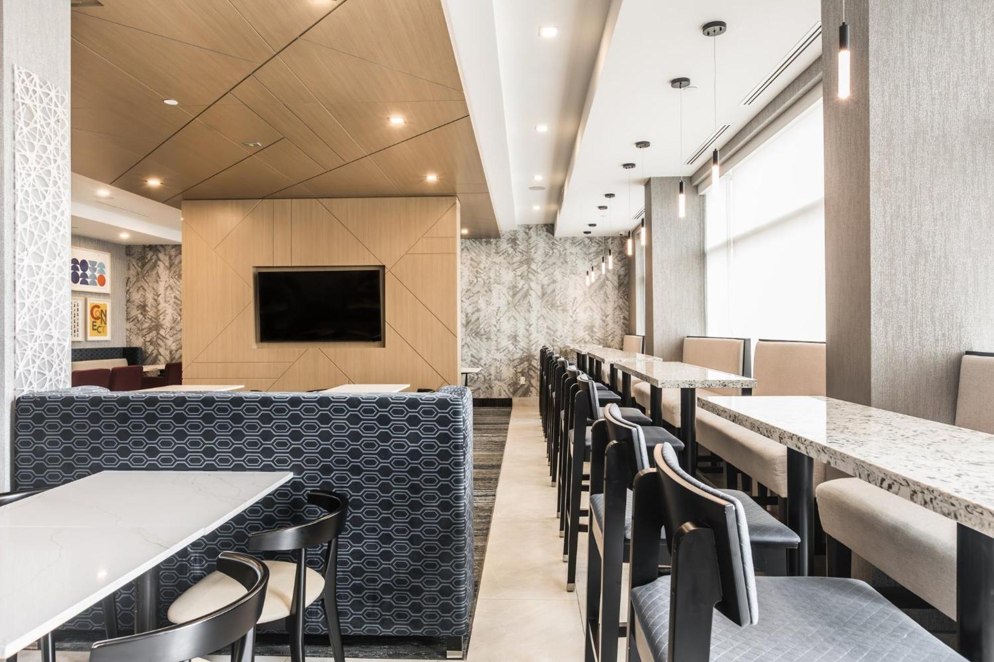 Holiday Inn Express & Suites - Toronto Airport South By Ihg Екстериор снимка