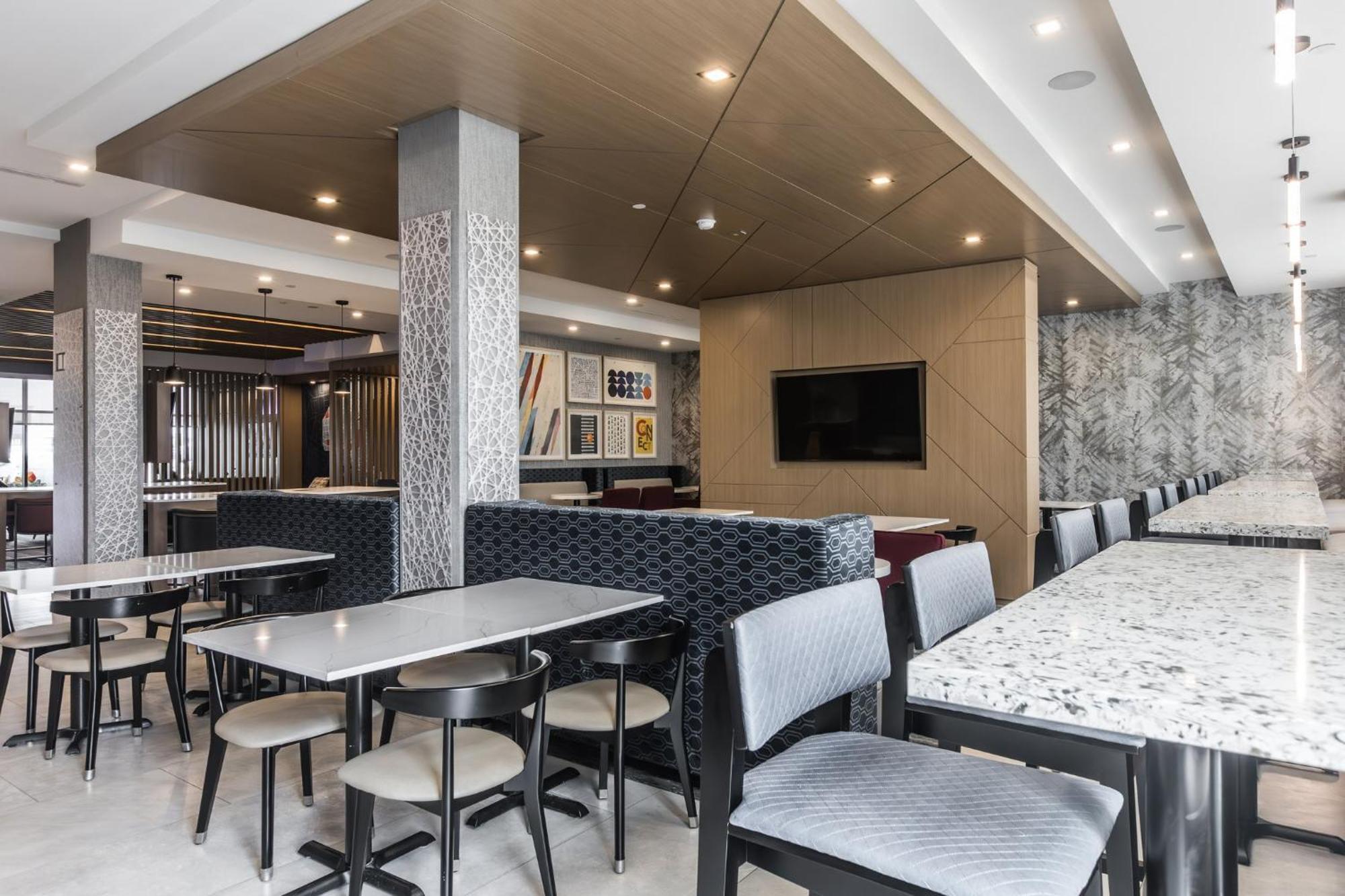 Holiday Inn Express & Suites - Toronto Airport South By Ihg Екстериор снимка