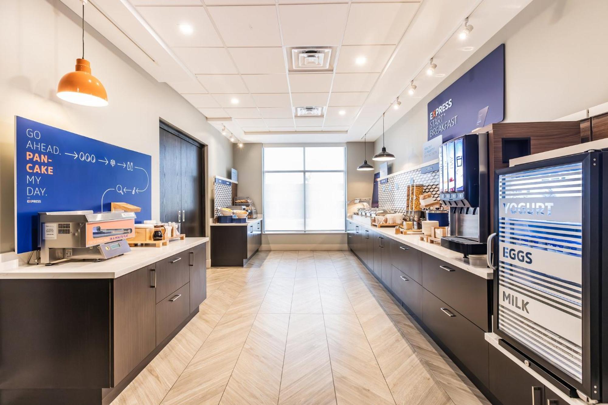 Holiday Inn Express & Suites - Toronto Airport South By Ihg Екстериор снимка