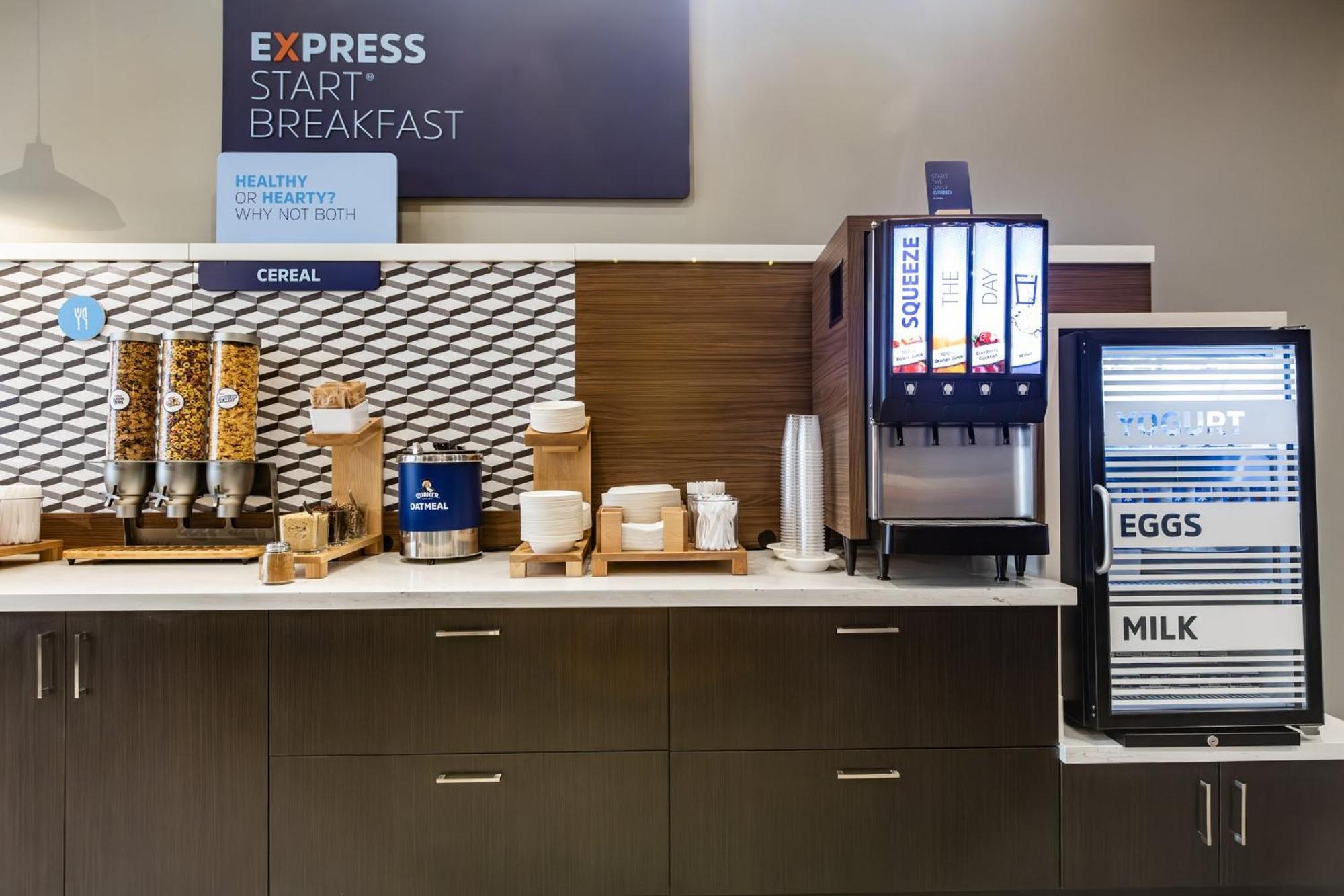 Holiday Inn Express & Suites - Toronto Airport South By Ihg Екстериор снимка