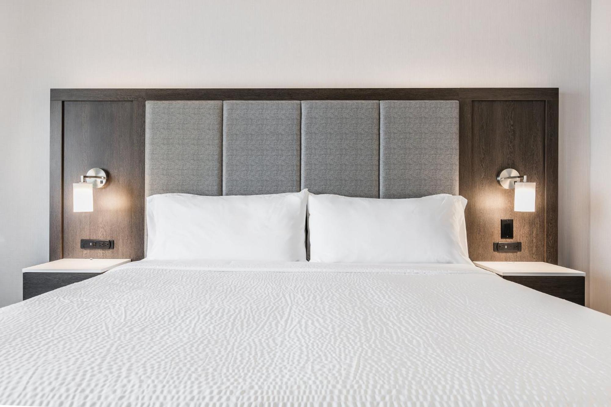 Holiday Inn Express & Suites - Toronto Airport South By Ihg Екстериор снимка