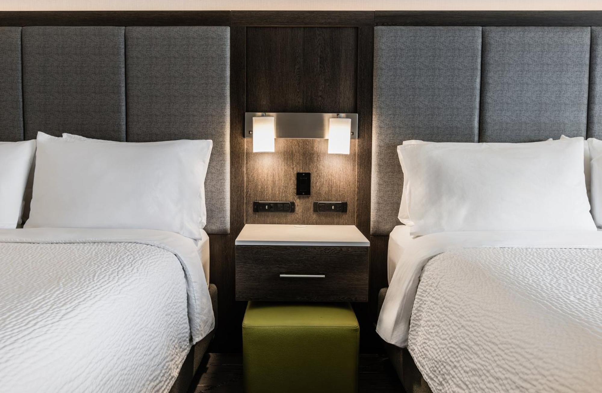 Holiday Inn Express & Suites - Toronto Airport South By Ihg Екстериор снимка