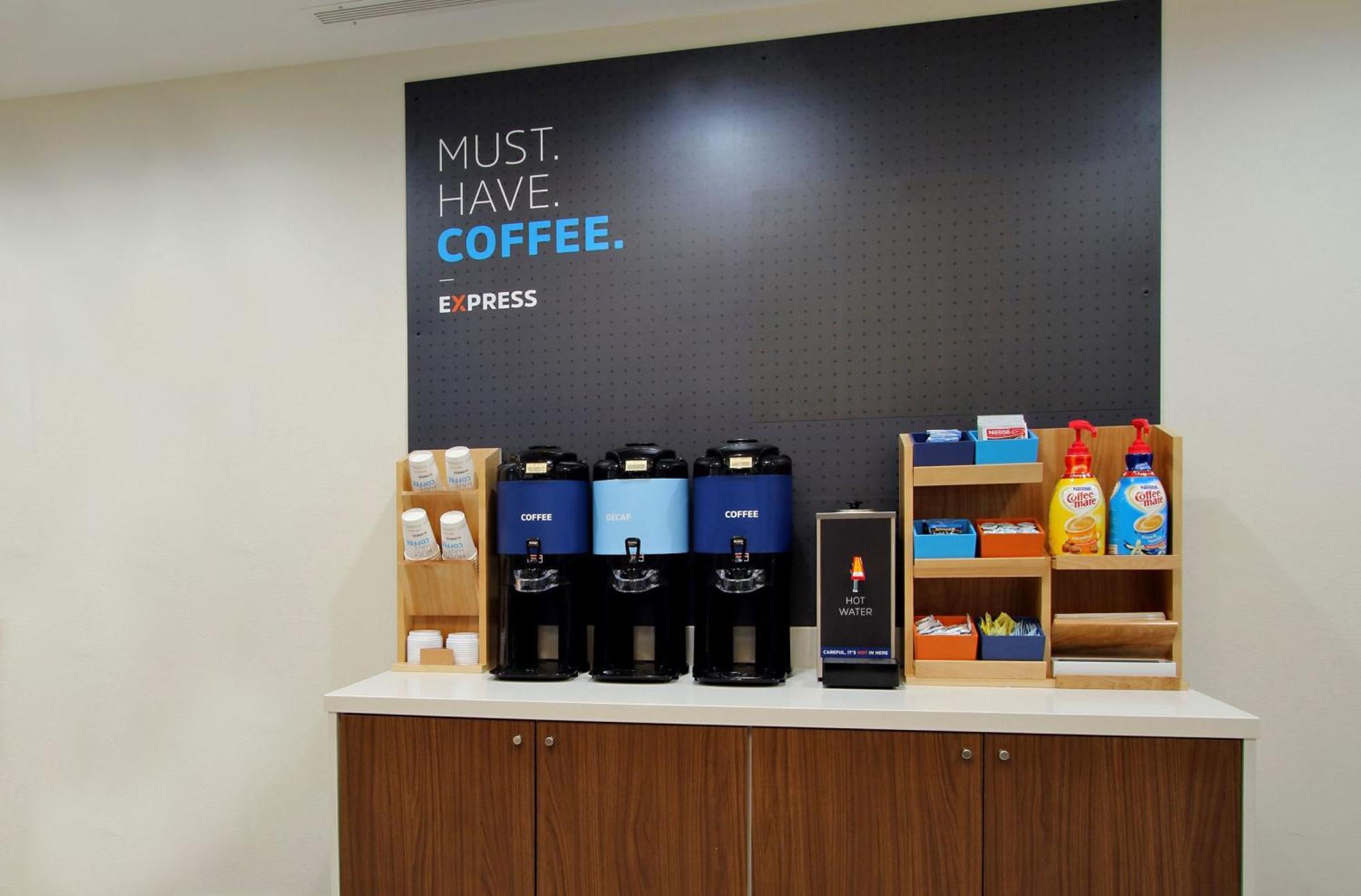 Holiday Inn Express & Suites - Toronto Airport South By Ihg Екстериор снимка