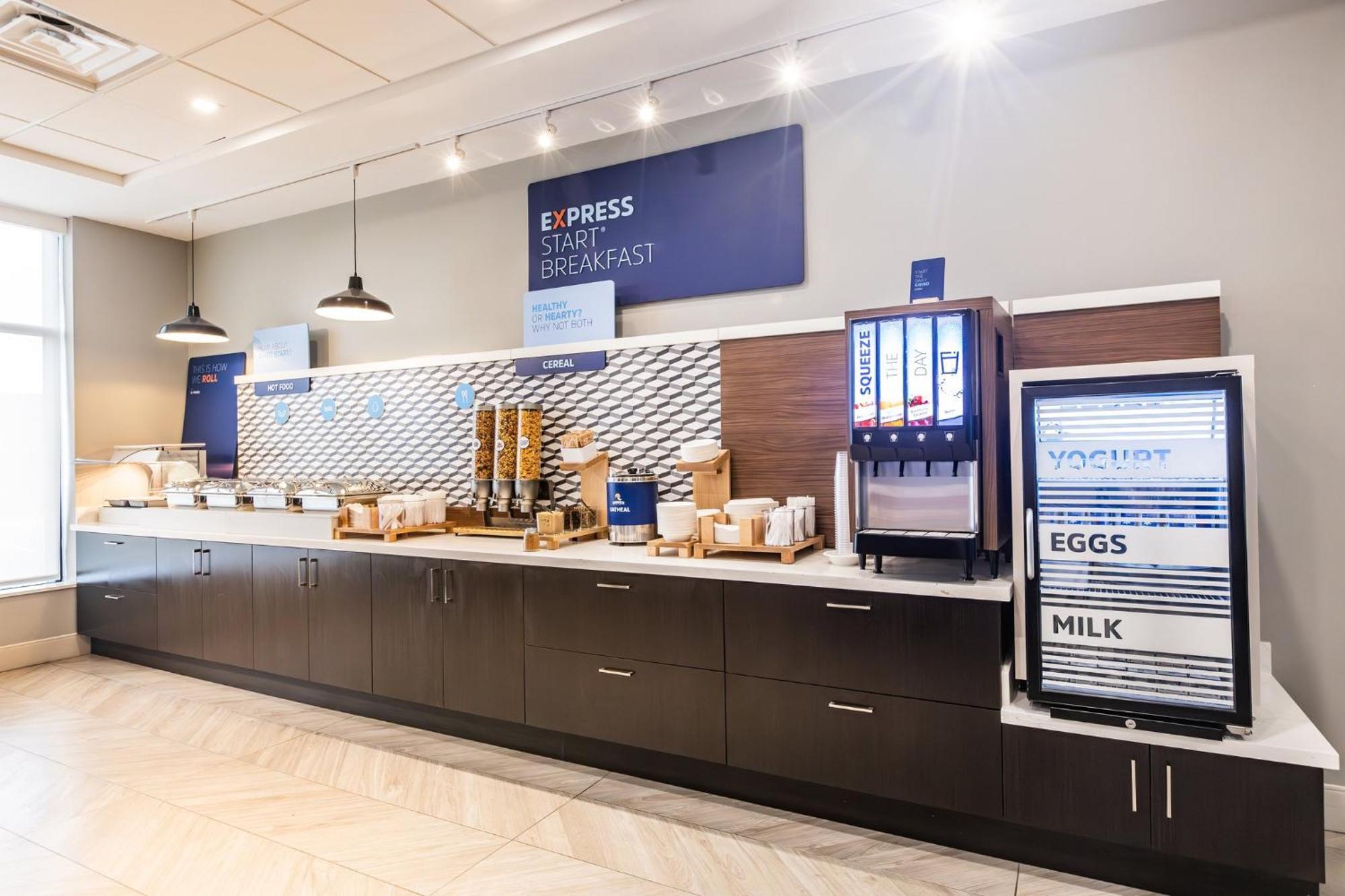 Holiday Inn Express & Suites - Toronto Airport South By Ihg Екстериор снимка